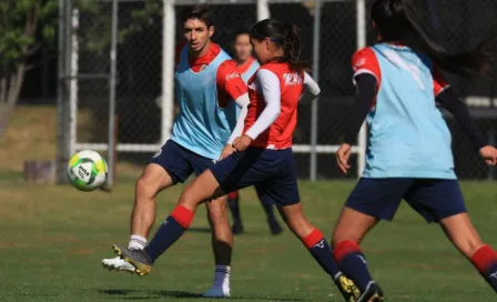 Chivas mezcla equipos varonil y femenil en partido de convivencia 