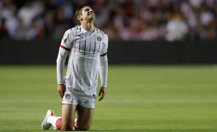 Chivas choca contra un muro queretano e iguala sin goles con Gallos