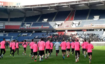 PSG entrena frente a 500 ultras y escuchan sus quejas