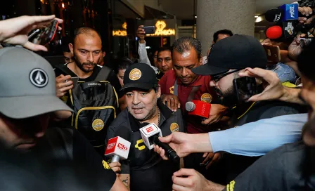 Caos en la llegada de Diego Maradona a la CDMX para duelo vs Pumas