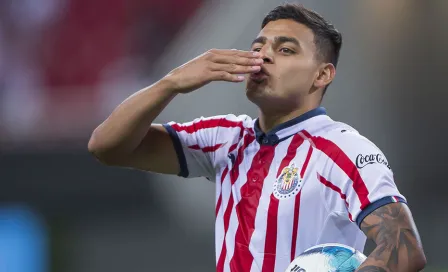 Alexis Vega y  Pulido, los más ovacionados en arribo de Chivas a la CDMX