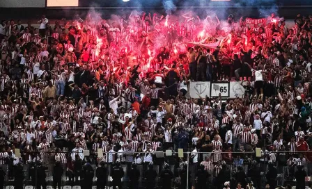 Aficionados de América propinan golpiza a seguidor de Chivas