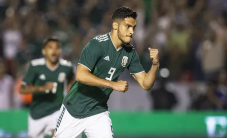 Raúl Jiménez emprende viaje para reportar con el Tri