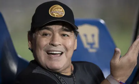 Maradona pasa tiempo con su nieto jugando videojuegos