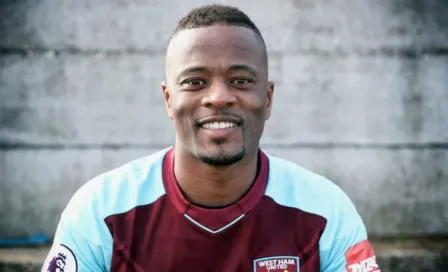 Evra 'celebra' el Día Mundial de la Felicidad cantando en la regadera