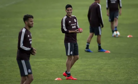 Jiménez da 'cátedra' de tiros libres a Chucky Lozano durante práctica del Tri