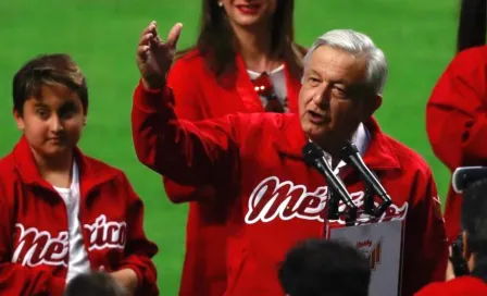 Felipe Calderón defiende a AMLO de abucheos en inauguración del A.H. Helú