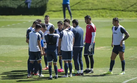 Pedro Caixinha, ausente en práctica de Cruz Azul por enfermedad