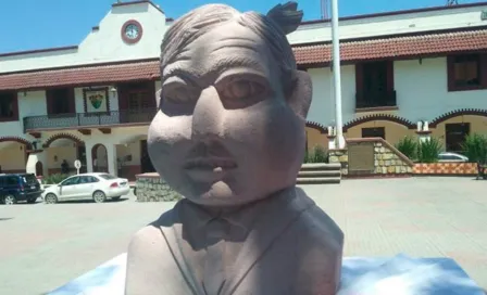 Creador de polémica escultura de Juárez 'vuelve a la carga' con una de AMLO