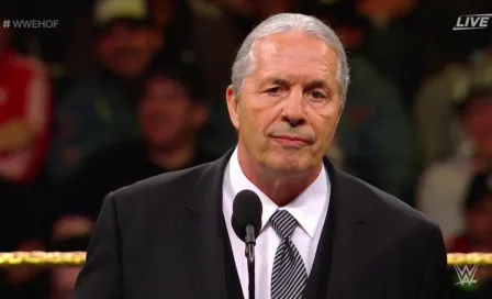 Aficionado intenta taclear a Bret Hart durante ceremonia del Hall of Fame