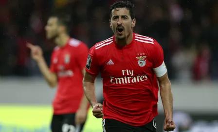 Benfica golea al Feirense de Briseño y recupera liderato en Portugal