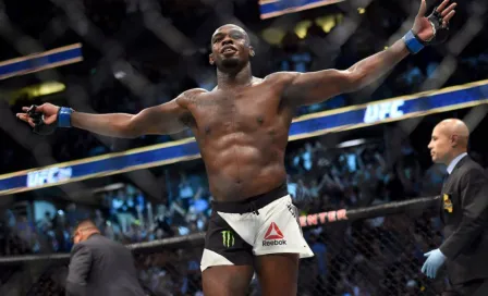 Jon Jones ahorca a aficionado y lo deja inconsciente 