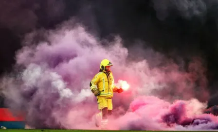 Standard vs Anderlecht, suspendido por lanzamiento de bengalas