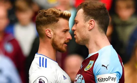 Jugador del Burnley besa a un rival durante un conato de bronca