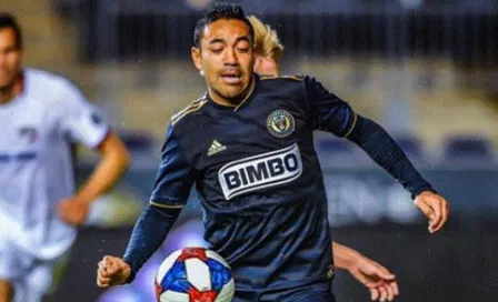 Marco Fabián abandona el estadio en muletas tras lesión