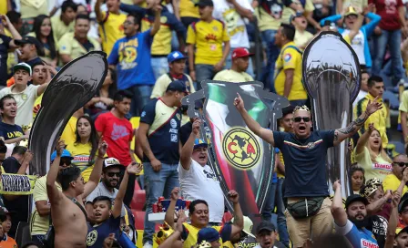 Aficionados del América lanzan vasos y botellas al camión de Cruz Azul