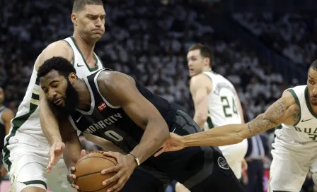 Bucks propina aplastante victoria sobre Pistons en duelo inaugural