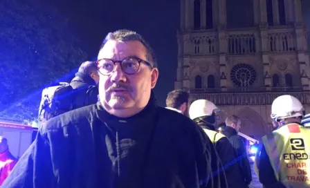 Sacerdote arriesga la vida para salvar reliquias en incendio de Notre Dame