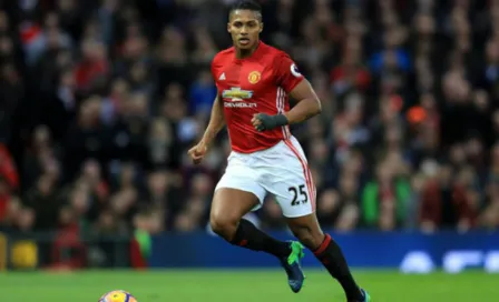 Antonio Valencia deja entrever posible salida del Manchester United 