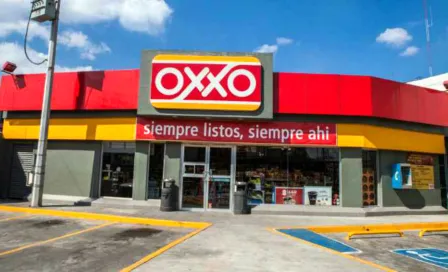 Policía rescata a niño olvidado en un Oxxo 