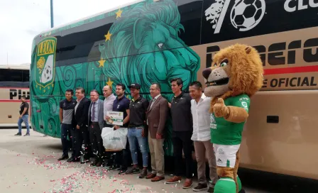 León presenta nuevo 'Fierabus' con diseño hecho por aficionado