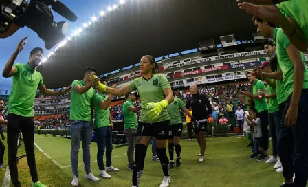 Jugadores de León hacen pasillo al equipo femenil 