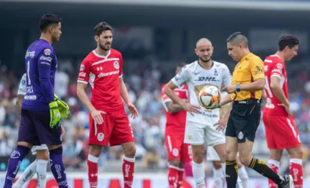 Árbitro crea polémica al anular gol de Pumas sin intervención del VAR