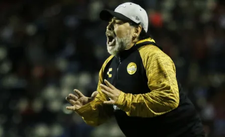 Maradona demuestra su magia con túnel a su asistente en vestidor 