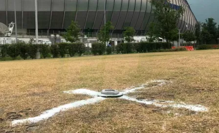 Colocan maqueta del BBVA con sal afuera del estadio