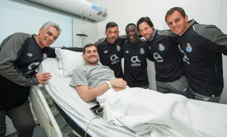 Plantilla del Porto visita a Iker Casillas en el hospital