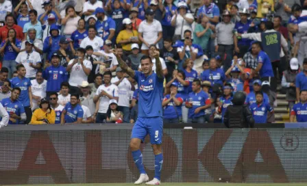 Aficionado de Cruz Azul celebra su graduación en la Noria