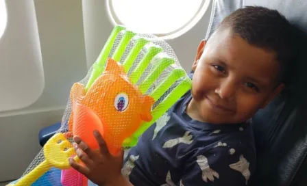 Niño que construía castillos de arena en sus sueños viaja a la playa