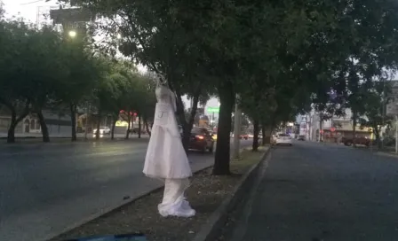 Mujer usa vestido de novia para reprochar infidelidad en calles de Monterrey 