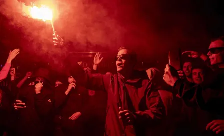 Fans de Ajax lanzan fuegos artificiales cerca del hotel de Tottenham