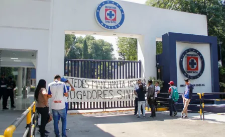 Aficionados de Cruz Azul protestan contra jugadores en La Noria