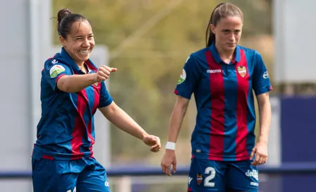 Charlyn Corral da charla motivacional al equipo de futbol sala del Levante