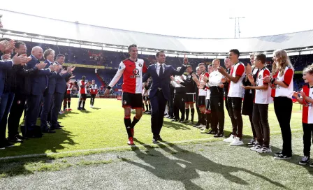 Van Persie cuelga los botines y es homenajeado por el Feyenoord