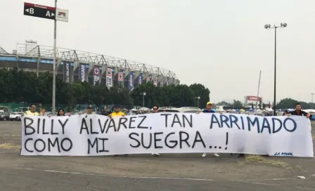 Aficionados americanistas dedican manta a Billy Álvarez