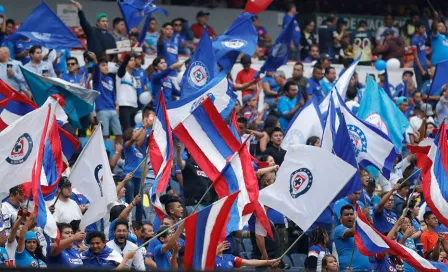 Se arma campal entre policía y barra de Cruz Azul