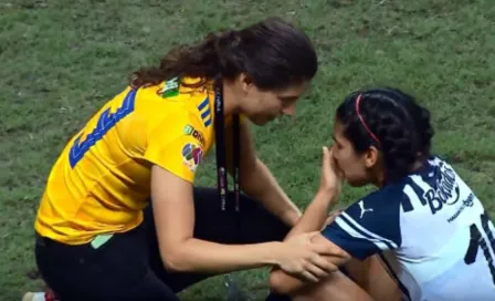 Jugadora de Tigres consuela a rival tras derrota en Final Femenil