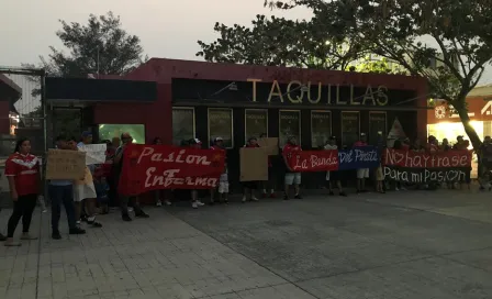 Aficionados de Veracruz se manifiestan contra exjugadores en el Pirata