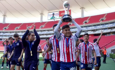 Hijo de Carlos Salcido levanta título con Chivas Sub 15