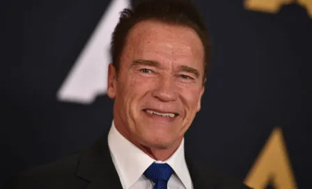 Arnold Schwarzenegger recibe patada por la espalda en Sudáfrica