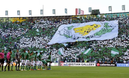 Afición de León apoya a su club con espectacular mosaico en el Nou Camp 