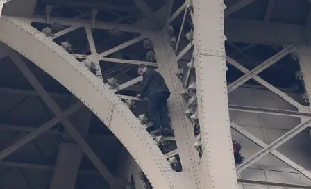 Torre Eiffel es evacuada por hombre que intentó escalarla 