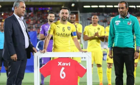 Xavi Hernández recibe homenaje en su último partido como profesional