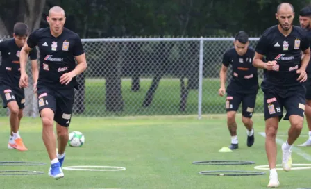 Guido Pizarro entrena a la par de sus compañeros tras duro golpe en la cabeza