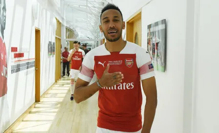 Aubameyang y Lacazette posan con posibles jerseys del Arsenal