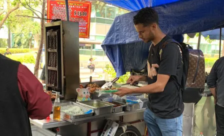 Diego Reyes presume foto comiendo tacos en México