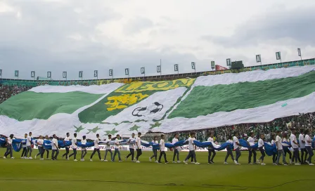 Afición de León muestra bandera monumental en Final vs Tigres